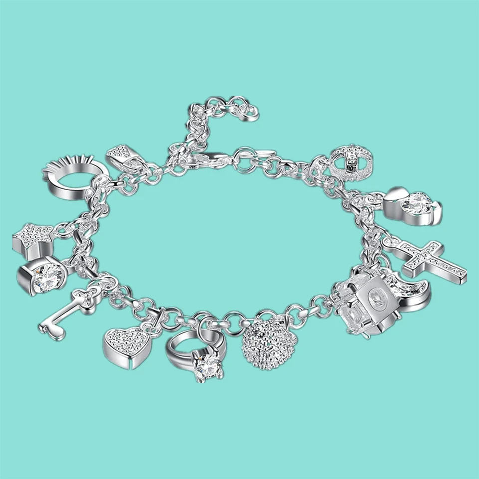 Trendy verzilverde bedelarmband voor dames, met glanzende schakels en diverse unieke bedels.