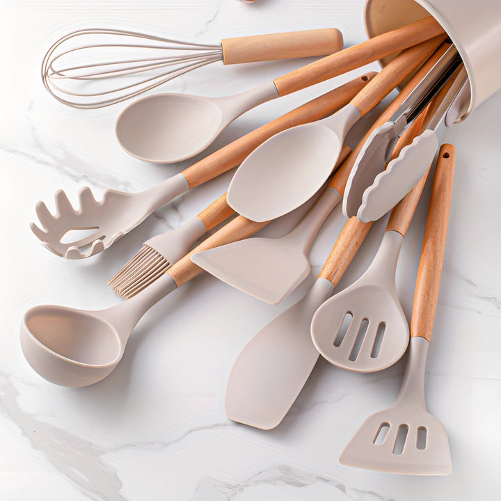12-delige siliconen keukengerei set met bamboe handvatten, ideaal voor modern koken en bakken.