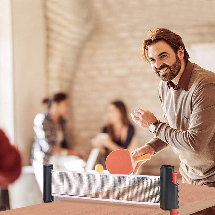 Handig draagbaar pingpong net voor binnen- en buiten gebruik. Eenvoudig op te zetten voor snel speelplezier.