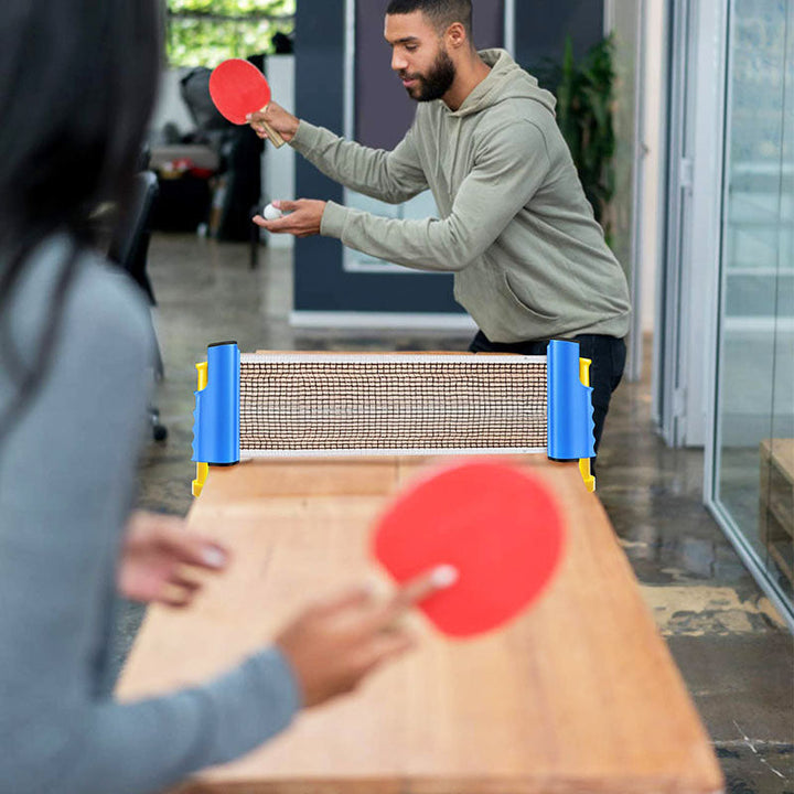 Verpakking met draagbaar tafeltennisnet, klaar voor instant pingpong actie. Compact en gebruiksvriendelijk.
