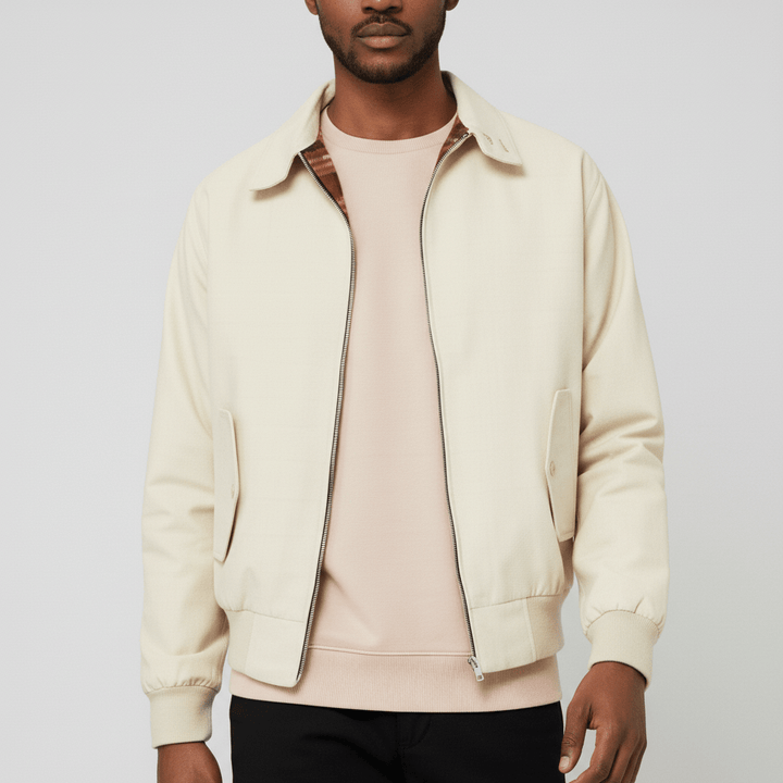 Model in getailleerde Harrington jas, lopend met handen in zakken, straalt comfort uit.