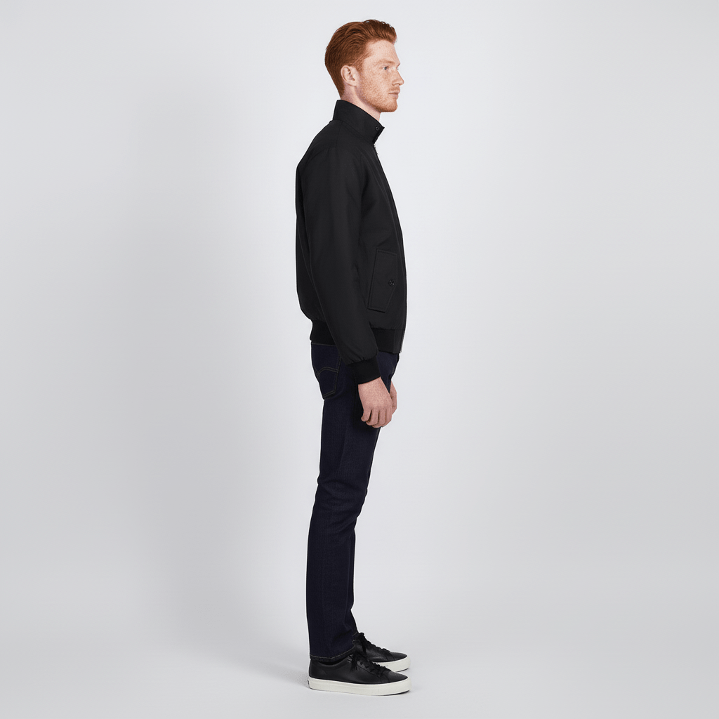 Man draagt een getailleerde Harrington jas, ideaal voor een elegante, casual look.