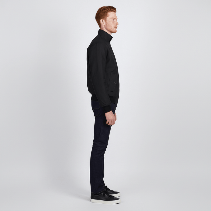 Man draagt een getailleerde Harrington jas, ideaal voor een elegante, casual look.