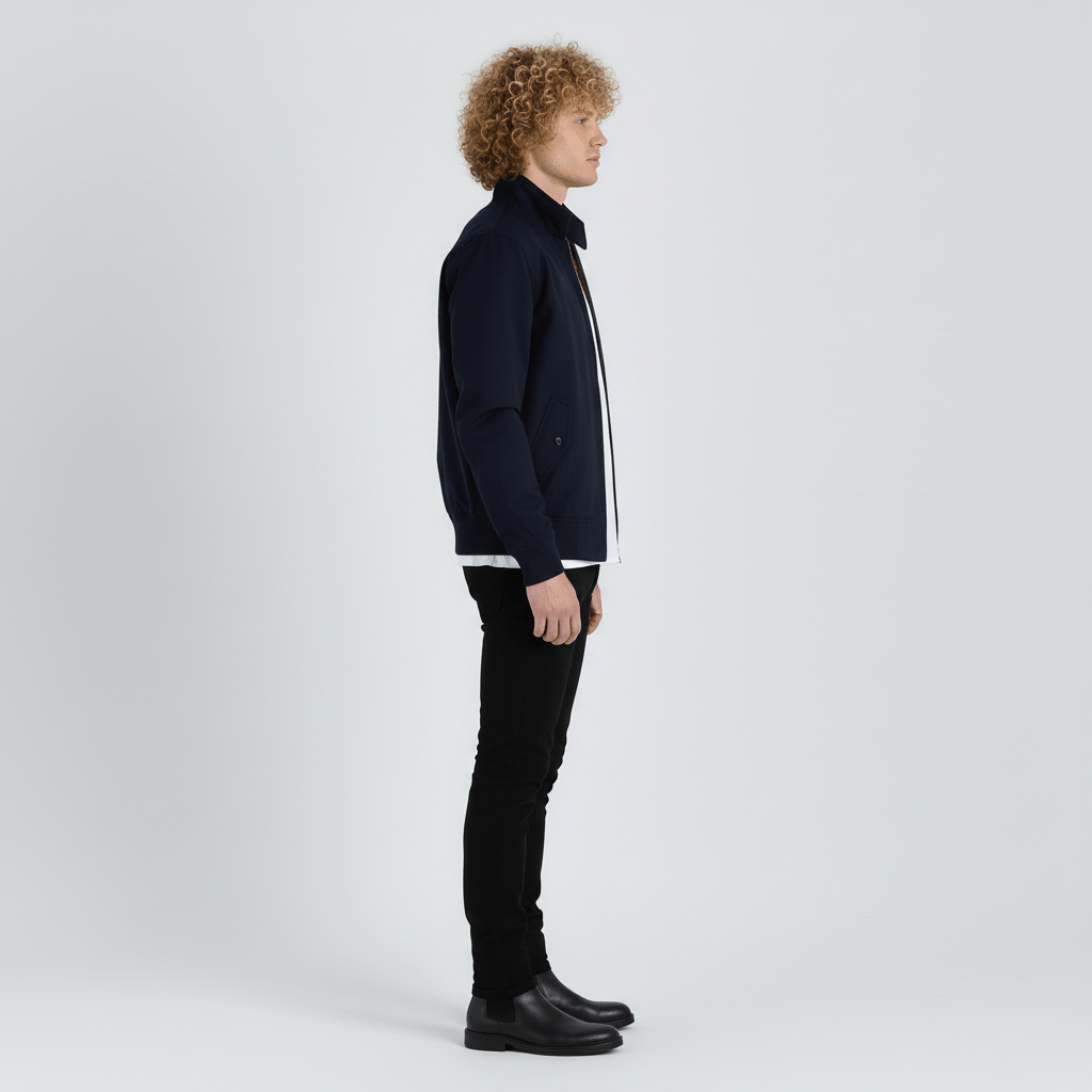 Zij-aanzicht van de getailleerde herenjas, met aandacht voor de moderne pasvorm en stijl.