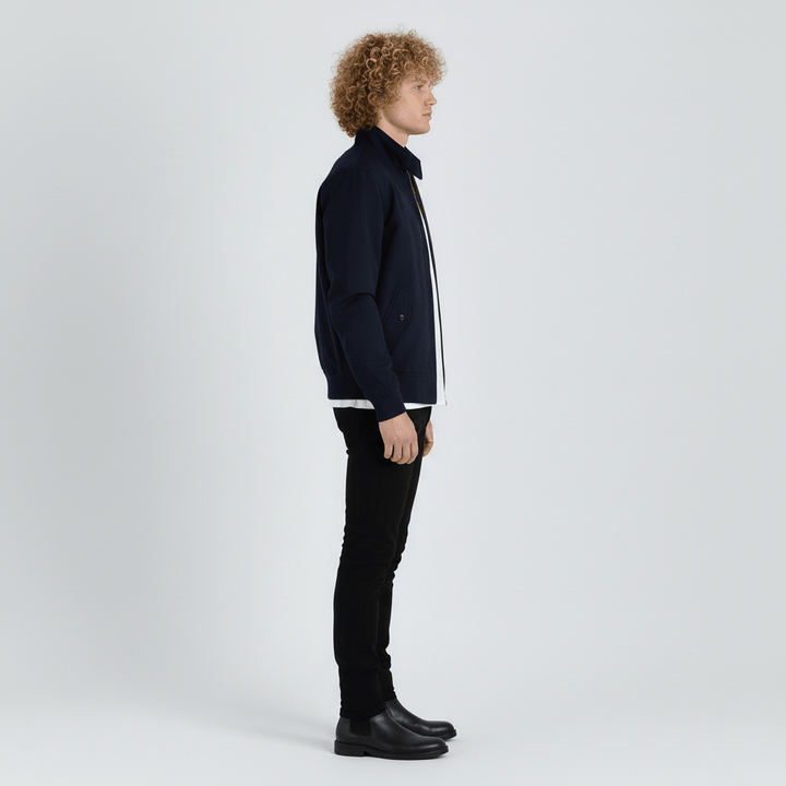 Zij-aanzicht van de getailleerde herenjas, met aandacht voor de moderne pasvorm en stijl.