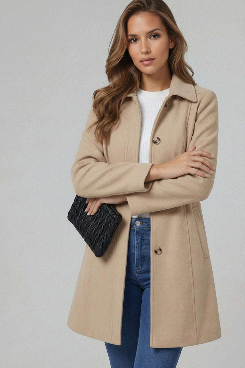 Stijlvolle dames winterjas, A-lijn model getailleerd voor een elegante en praktische look.