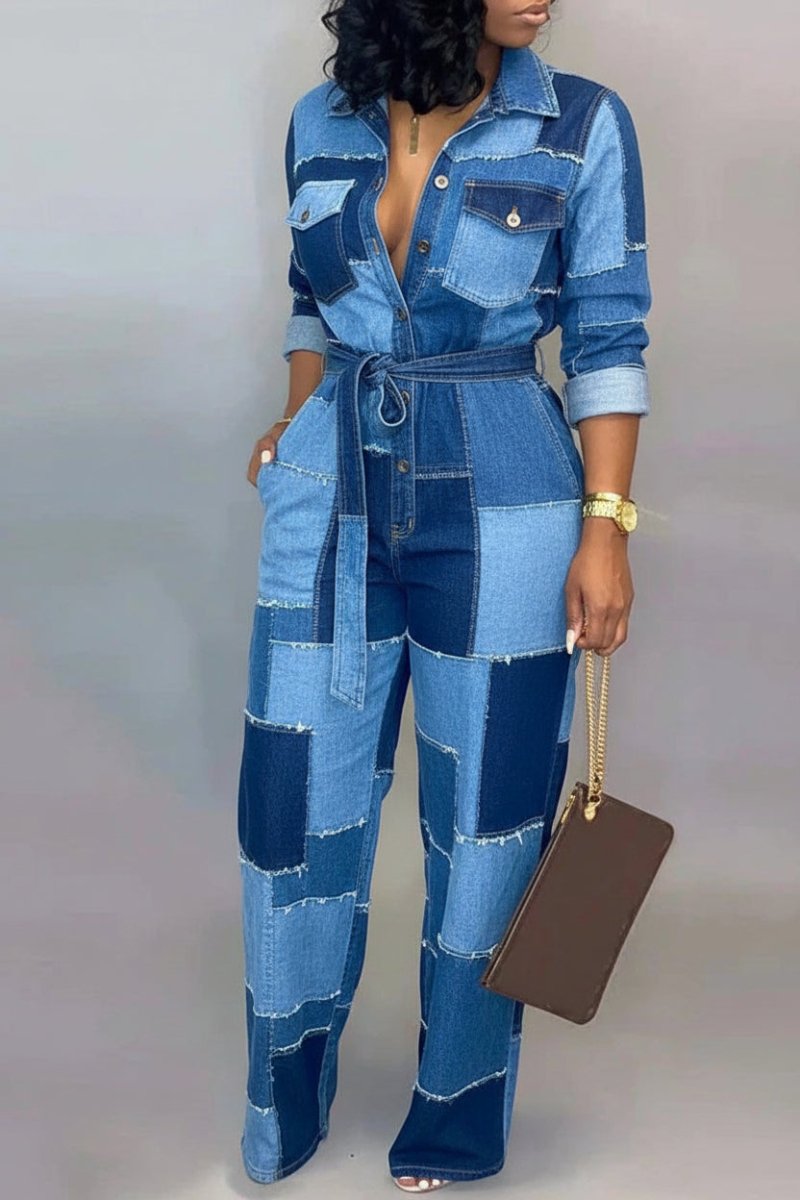 Modieuze dames jumpsuit met getailleerde pasvorm, wijde pijpen en vetersluiting, gedragen door model in wit.