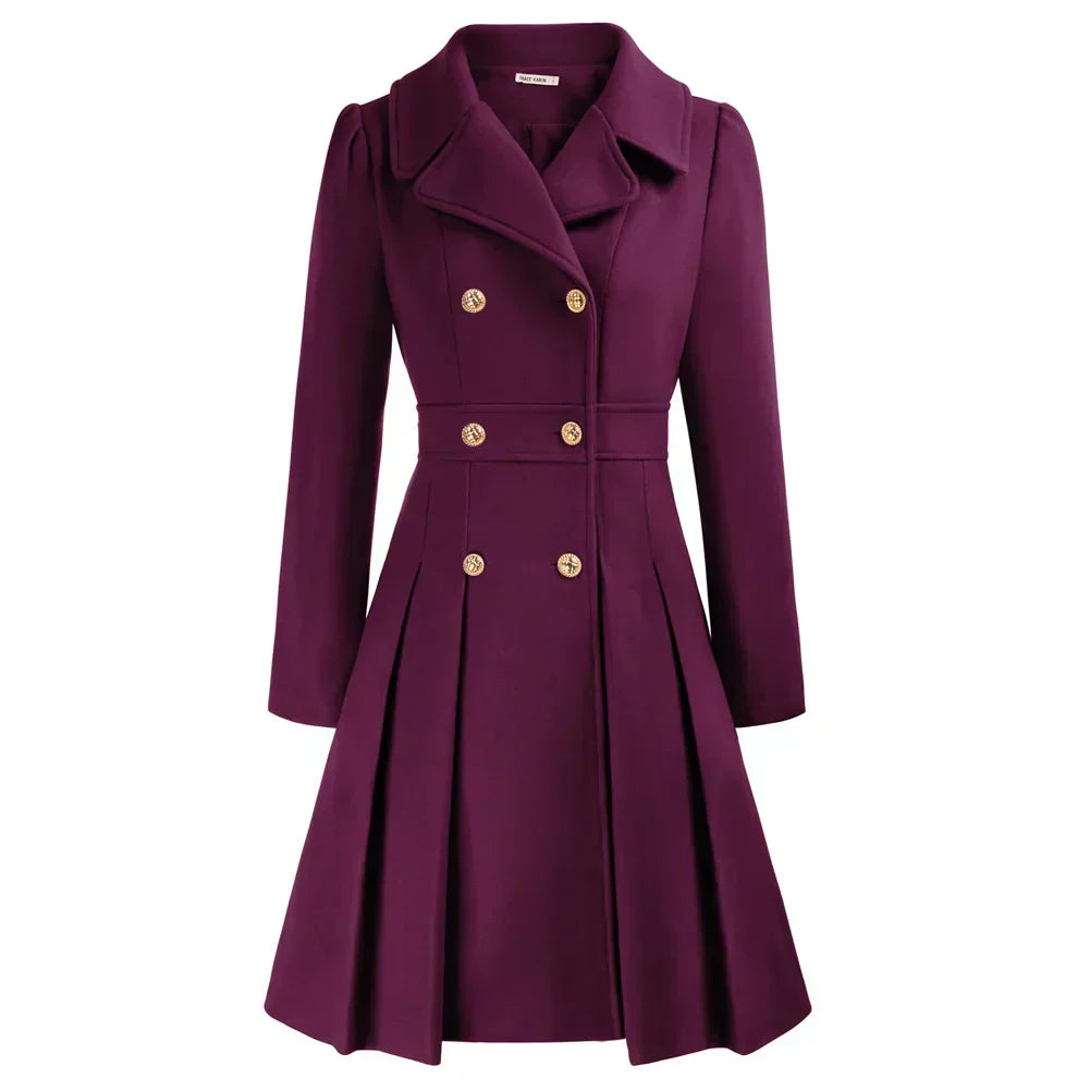 Detail van de knopen en klassieke kraag van de getailleerde dames peacoat Leah. Elegante korte mantel.