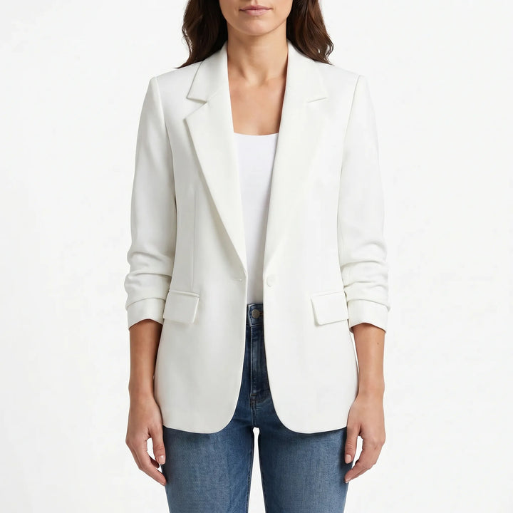 Casual chic damesblazer met strakke pasvorm en één knoop, een essentiële aanvulling op je garderobe.