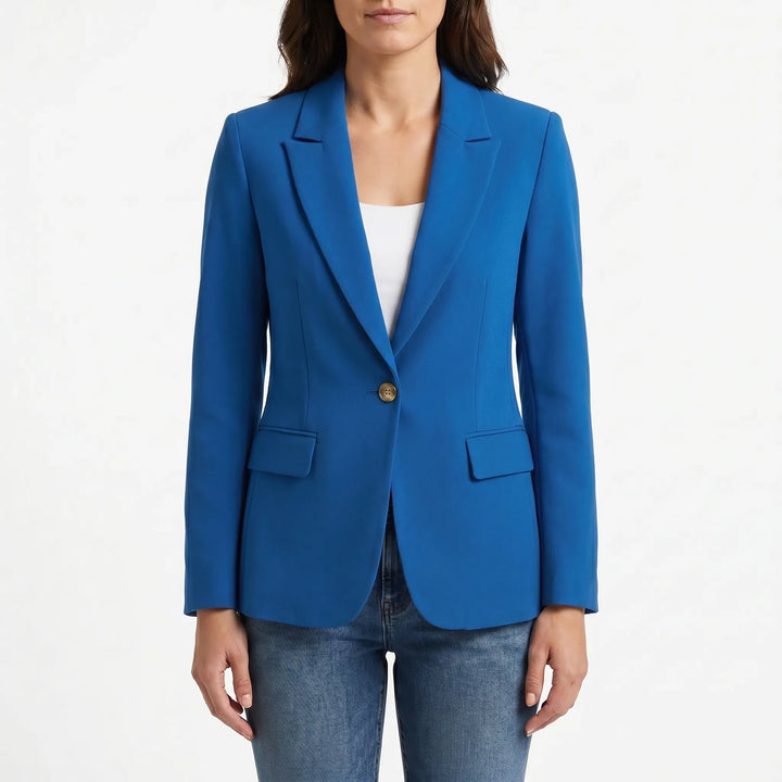Verfijnde damesblazer met een strakke snit en een enkele knoop, creëert een moderne professionele look.