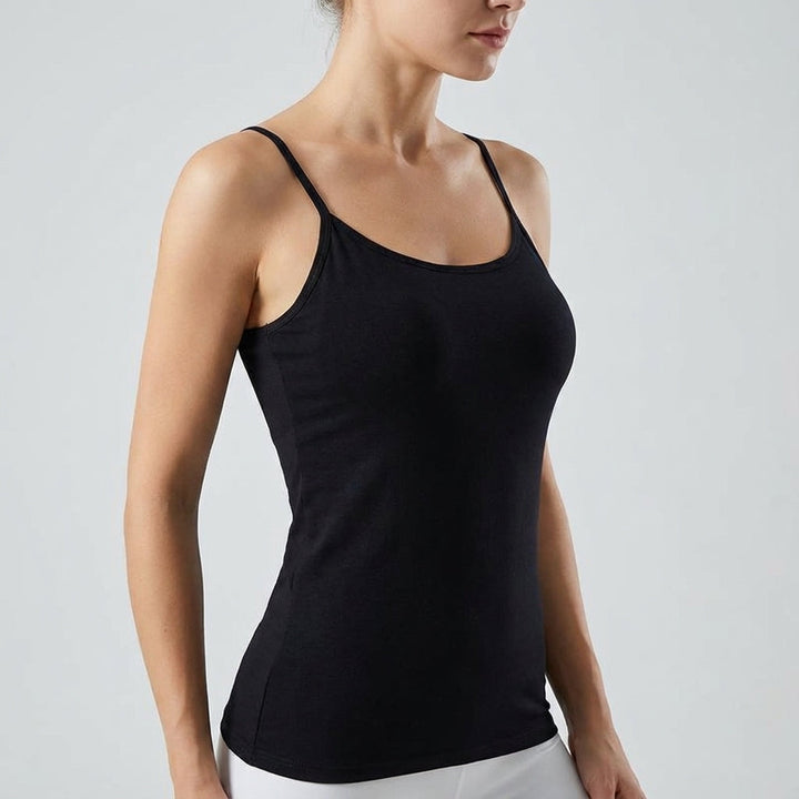 Comfortabele dames tanktop met ingebouwde bh en zachte bandjes; perfect als veelzijdige basis top of zomer top.
