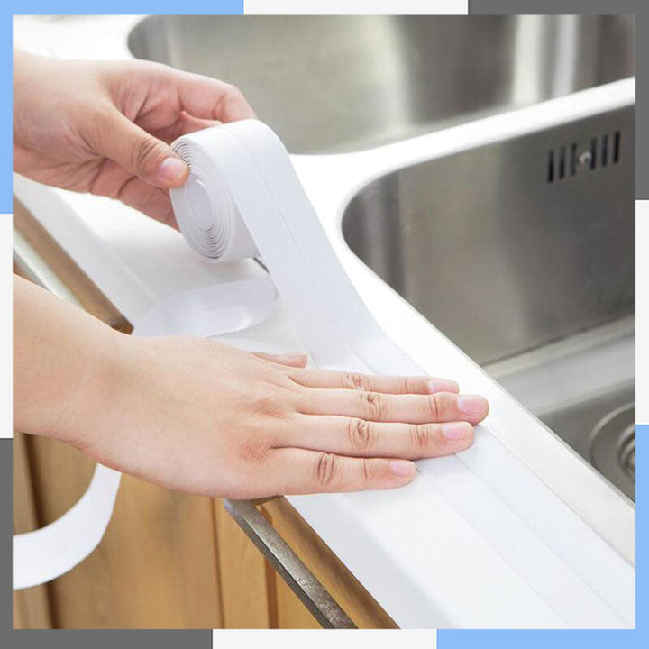 Witte pvc afdichtingstape voor een nette afwerking van kitranden in badkamer en keuken. Waterdicht en duurzaam.
