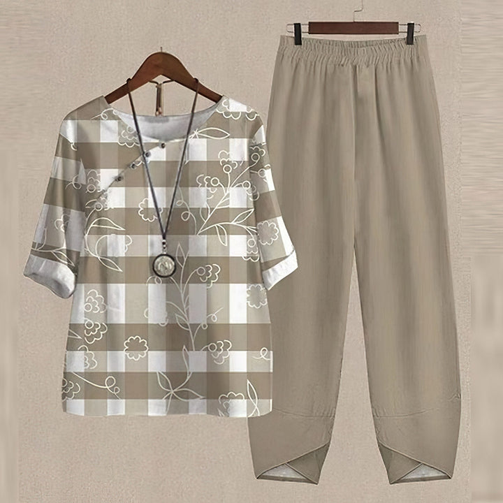 Dames zomer outfit: luchtige bloemen blouse en losvallende harembroek voor een comfortabele en stijlvolle look.