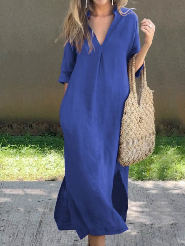 Casual blauwe damesjurk, midi lengte met 3/4 mouwen. Soepelvallend en elegant voor dagelijks comfort.