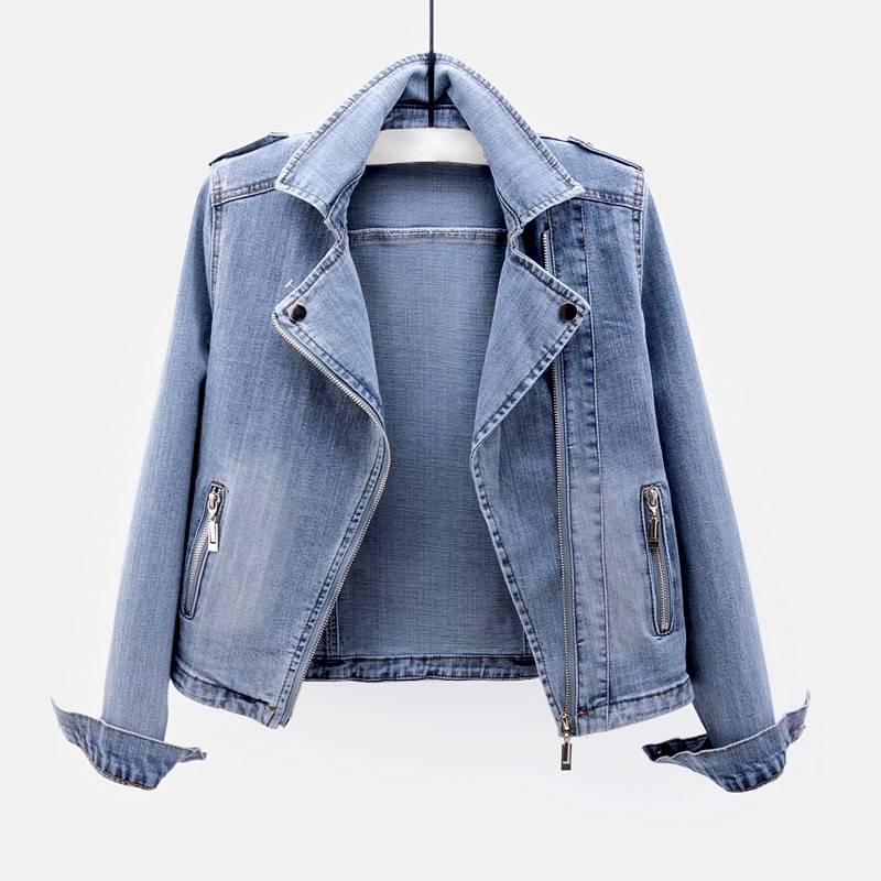 Stijlvolle blauwe dames tussenjas, ideaal voor lente en herfst. Klassiek, comfortabel en modieus.