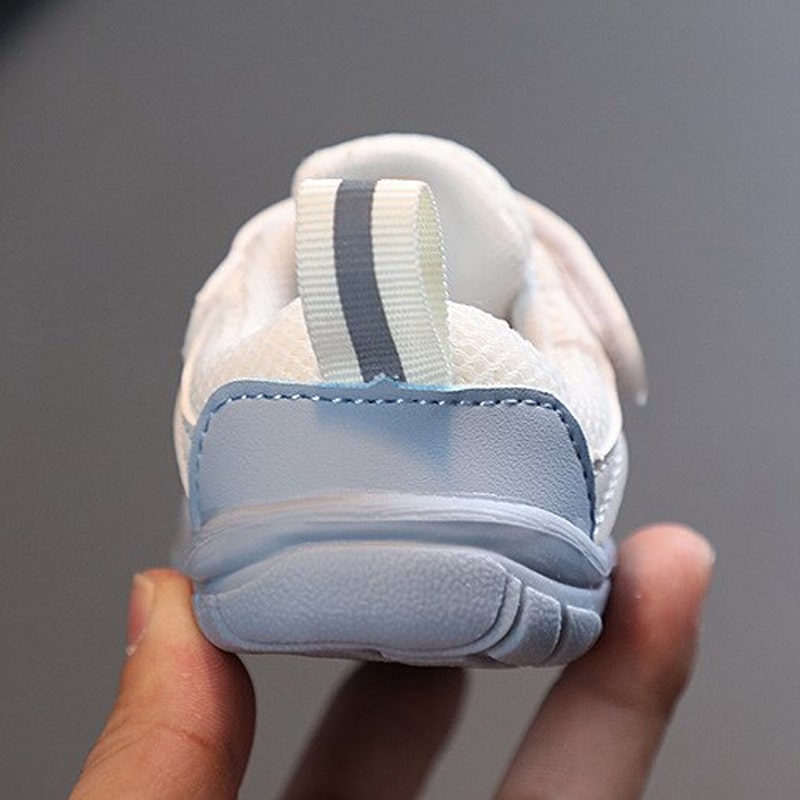 Zachte blauwe babyschoentjes, barefoot stijl, voor natuurlijke ontwikkeling van babyvoetjes.