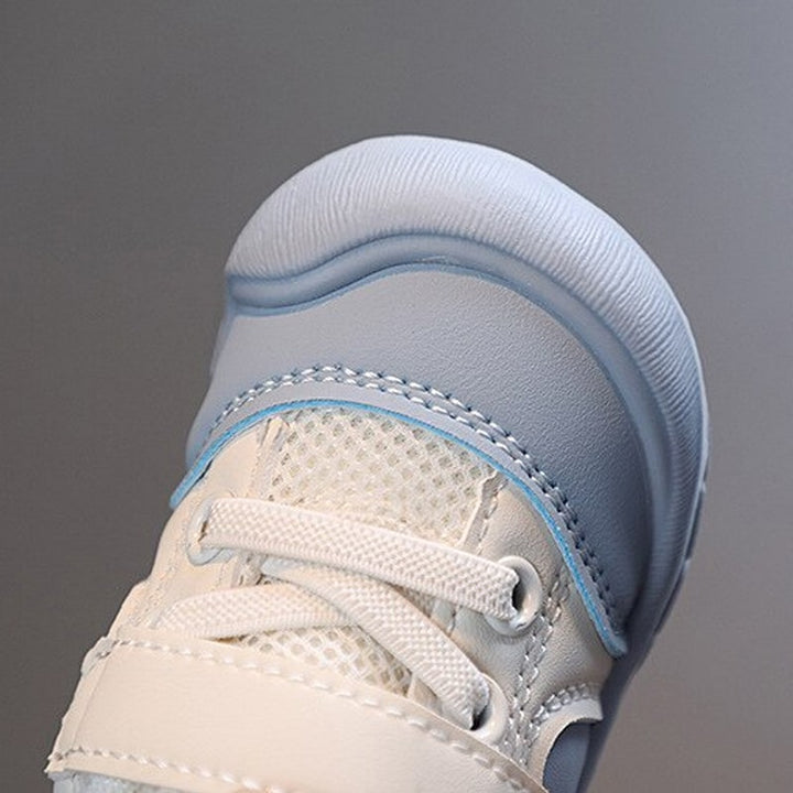 Comfortabele beige barefoot schoenen voor baby's, ondersteunen eerste stapjes met zachte zool.