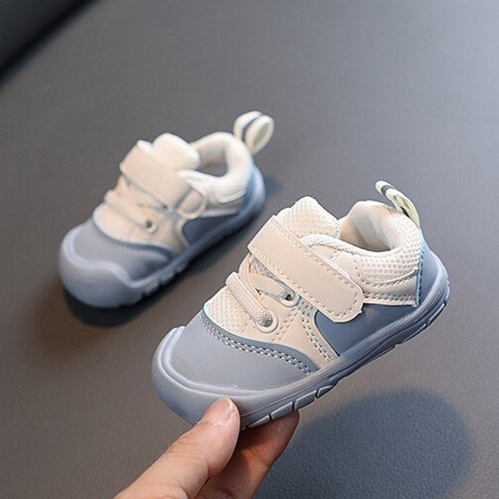 Ademende blauwe babyschoenen, flexibel voor natuurlijke beweegvrijheid en baby comfort.