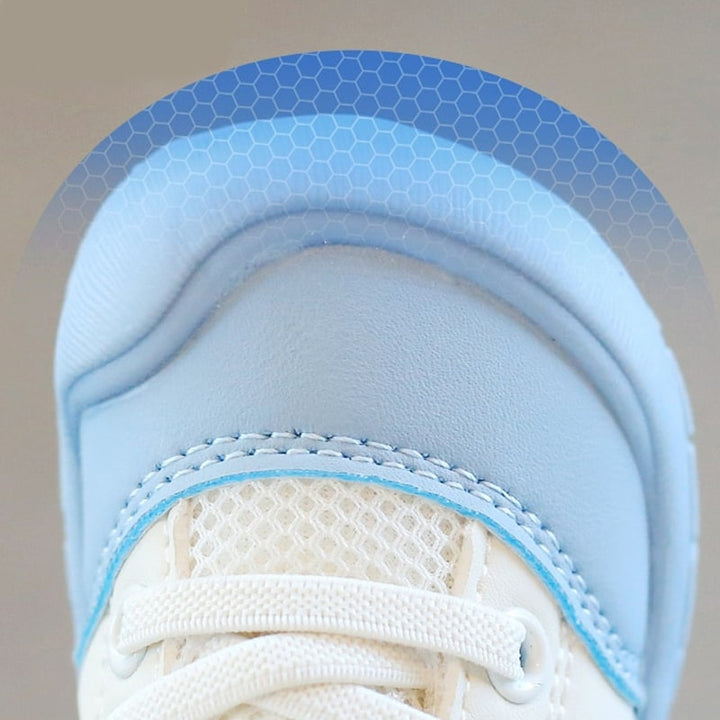 Blauwe babyschoenen voor eerste stapjes, flexibel, zacht en met beweegvrijheid.