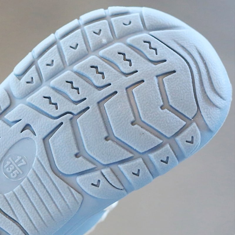 Flexibele blauwe peuterschoenen met zachte zool voor optimale comfort en beweegvrijheid van kindjes.