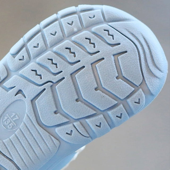 Flexibele blauwe peuterschoenen met zachte zool voor optimale comfort en beweegvrijheid van kindjes.