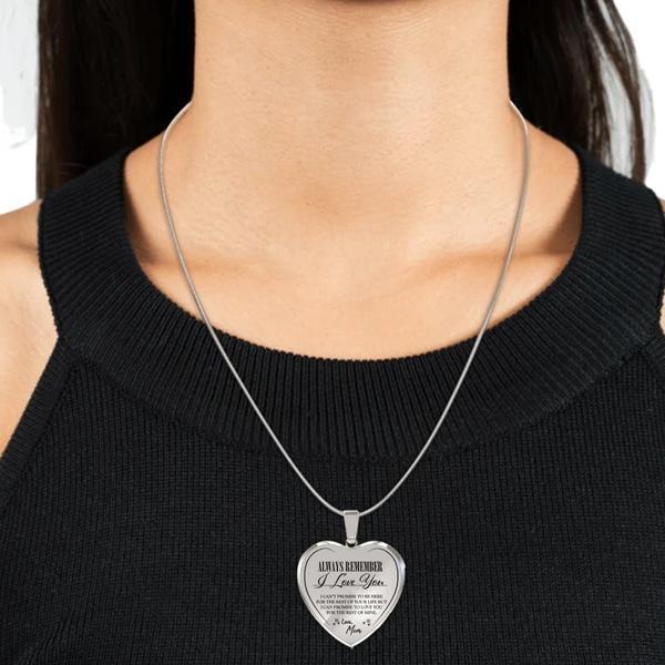 Detail van de zilveren 'Liefde van Moeder' ketting hanger, persoonlijk moeder-dochter sieraad.