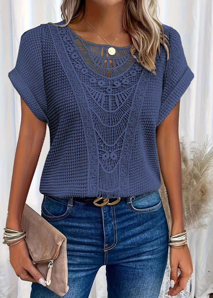 Vrouwelijke blouse met korte mouwen en delicaat kant, een veelzijdige keuze voor de zomer.