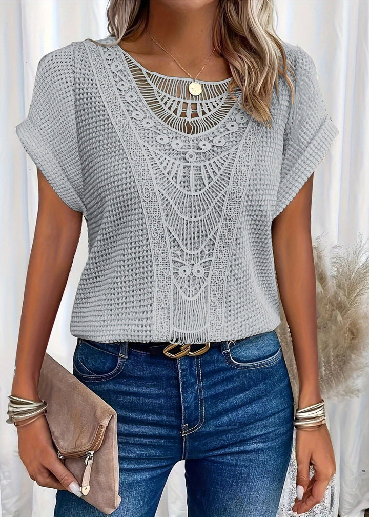 Veelzijdige dames blouse met kanten mouwen en losse pasvorm, geschikt voor zowel casual als gekleed.