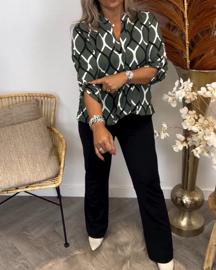 Close-up van de unieke grafische print op deze trendy dames blouse met v-hals. Perfect voor lente/zomer.