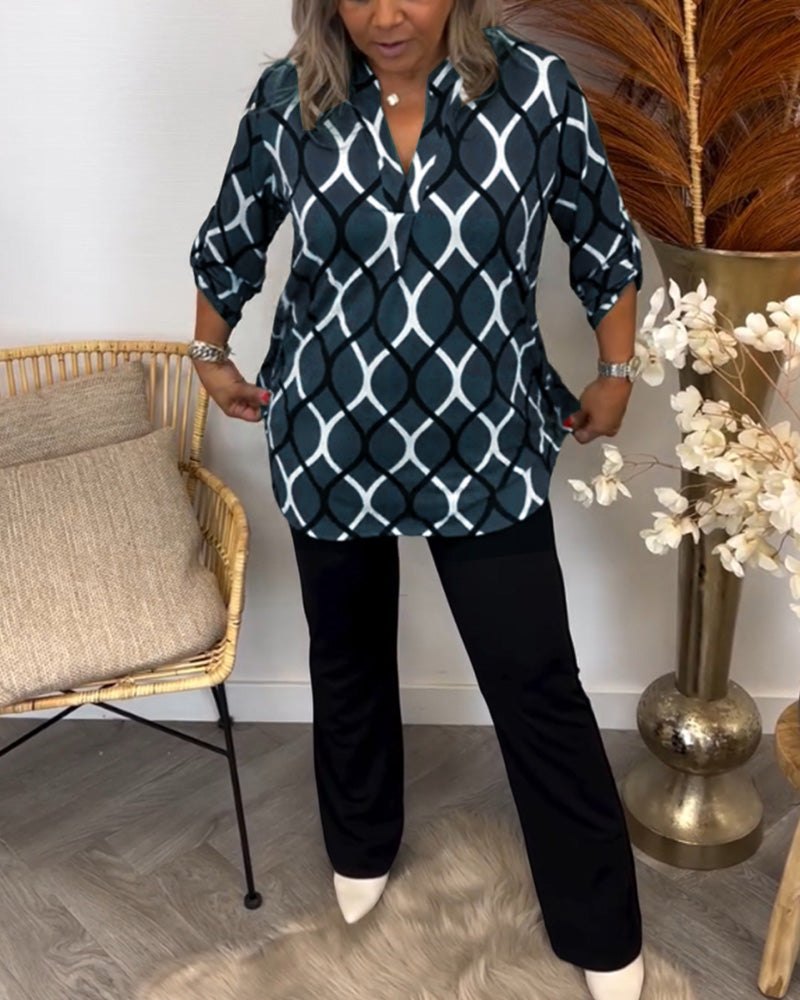 Achteraanzicht van de loose fit dames blouse met grafische print. Luchtig en trendy met driekwart mouwen.