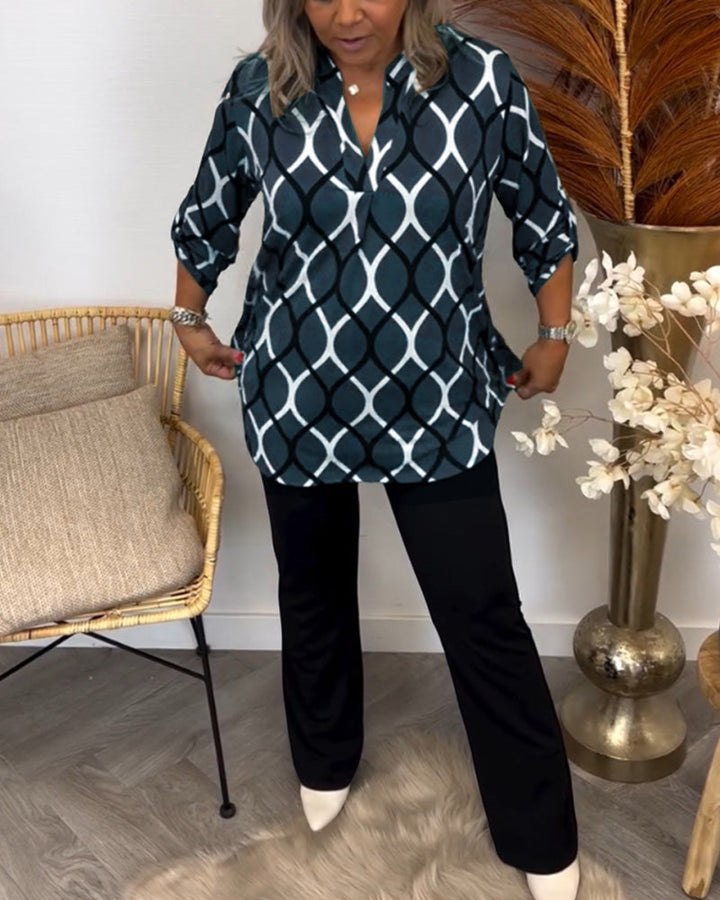 Achteraanzicht van de loose fit dames blouse met grafische print. Luchtig en trendy met driekwart mouwen.