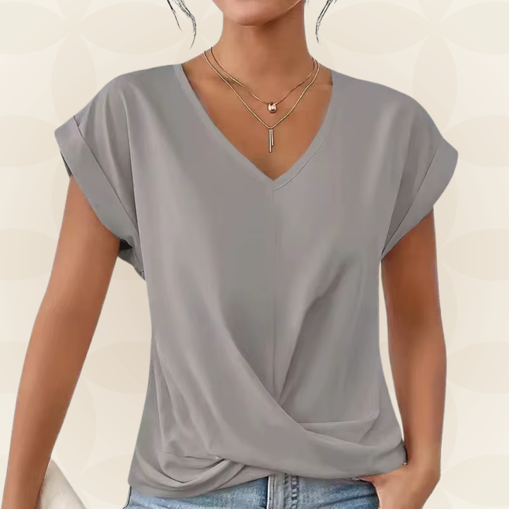 Comfortabele losvallende V-hals top voor dames met gedrapeerd detail. Perfecte lente/zomer top.