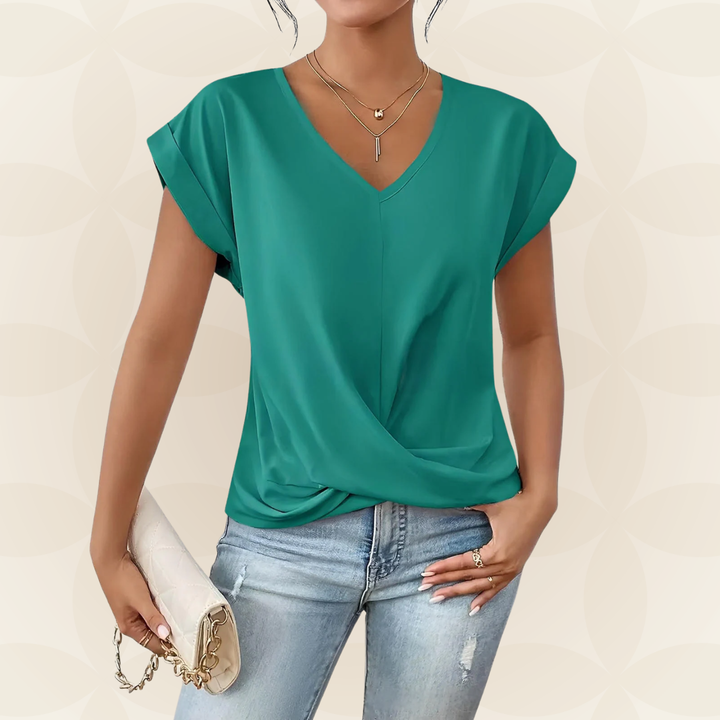 Vloeiende dames V-hals top met gedrapeerd detail. Elegante losvallende korte mouw top, chique en casual.