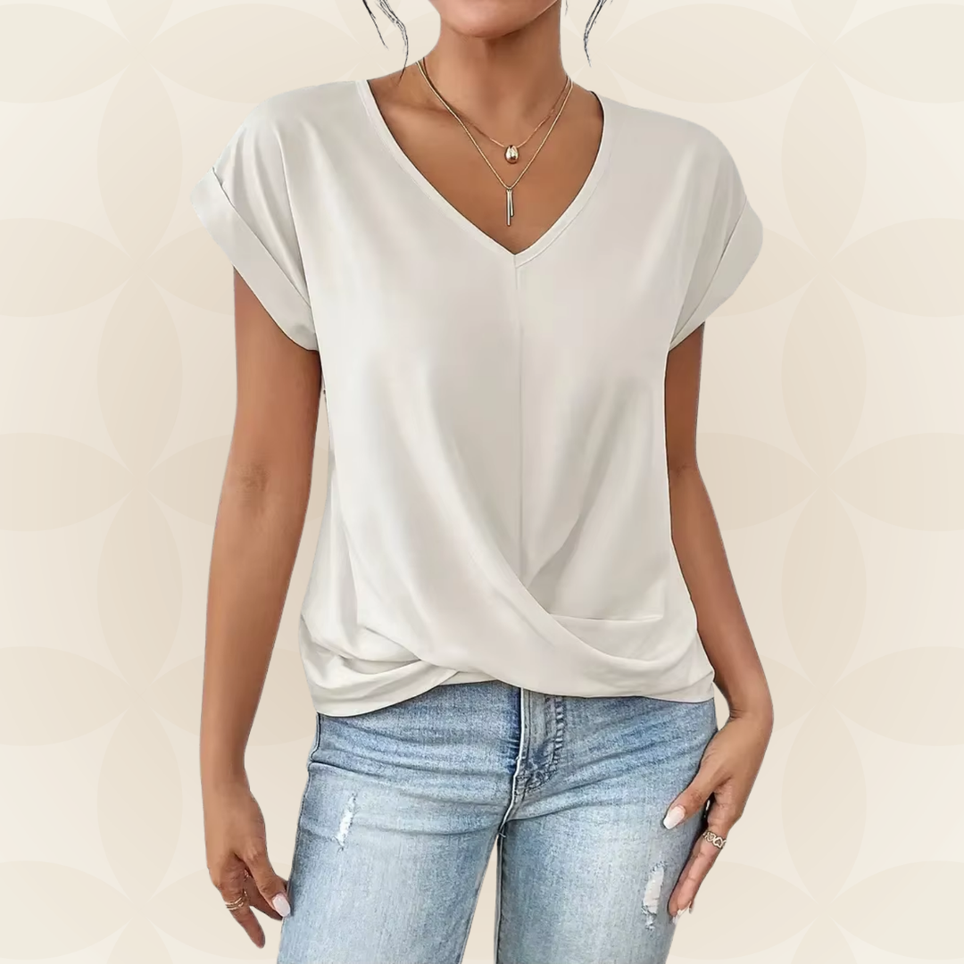 Luchtige dames V-hals zomer top met gedrapeerd detail. Modieuze korte mouw top voor een chique look.