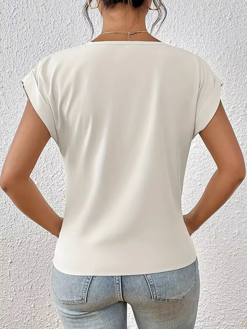 Casual chique dames V-hals top met gedrapeerd detail. Modieuze korte mouw top voor lente en zomer.