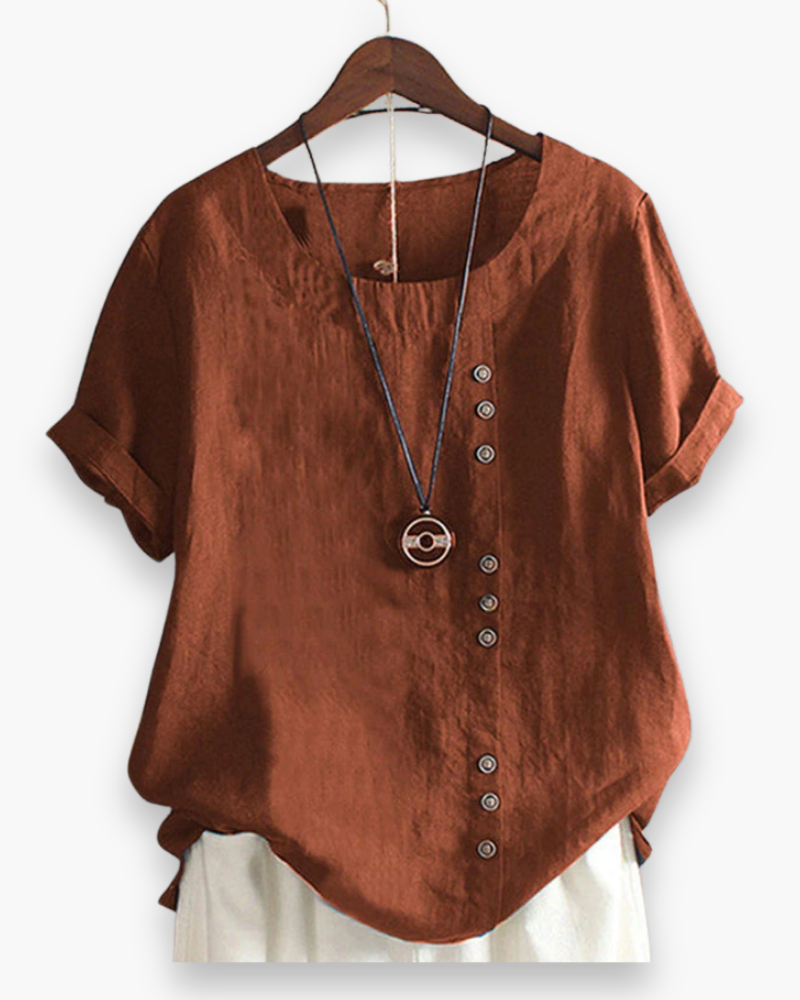Model draagt elegante, losvallende dames zomerblouse, ideaal als casual zomerkleding voor vrouwen.