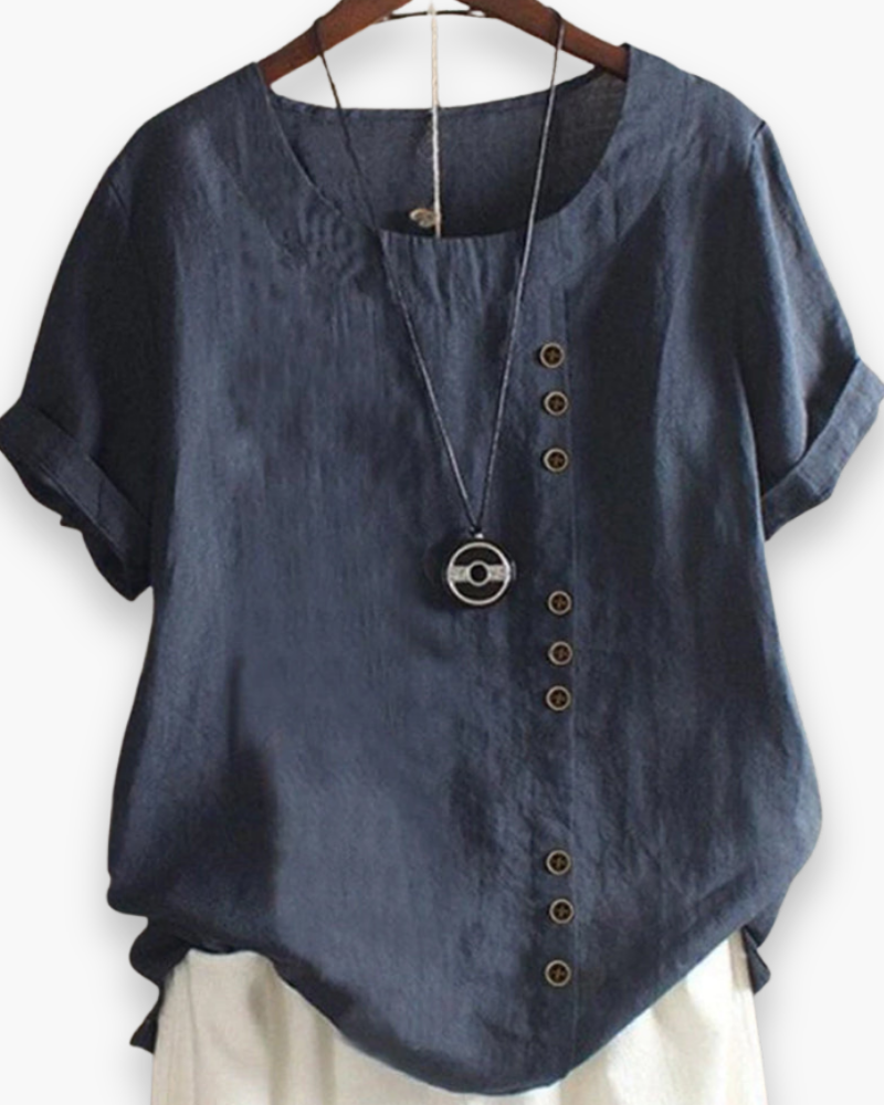 Achterzijde van de comfortabele, luchtige damesblouse, met een soepele pasvorm voor de zomer.