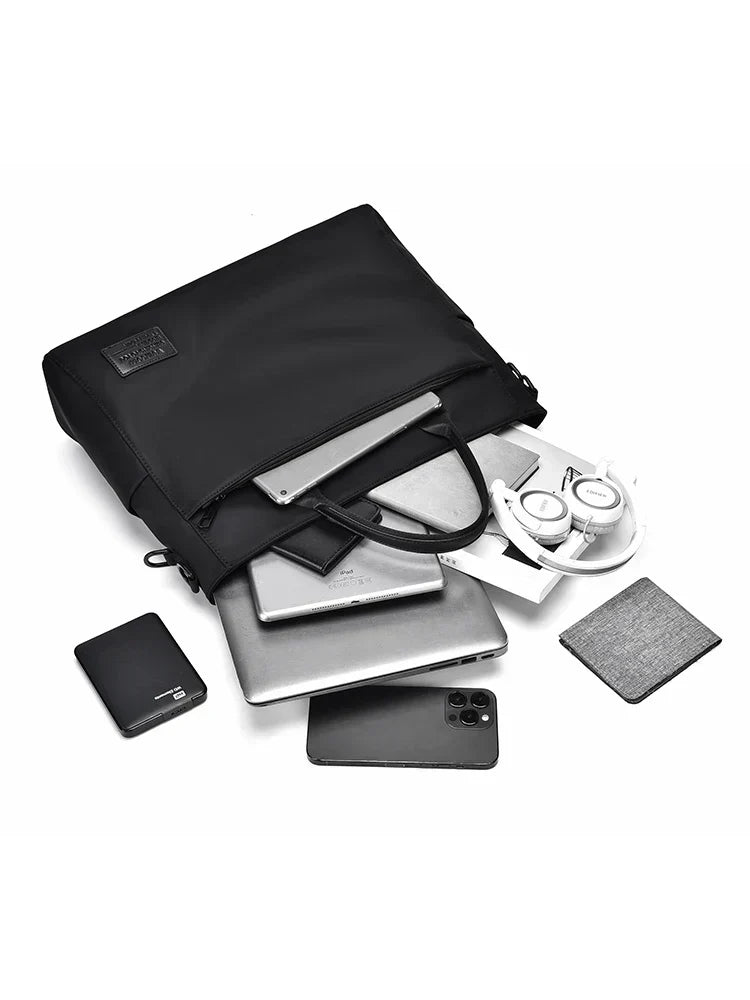 Elegante zwarte laptoptas, een perfect cadeau, combineert functionaliteit met een stijlvol compact design.