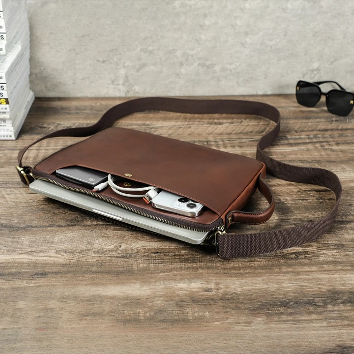 Praktische leren laptoptas, geschikt voor MacBook en zakelijk gebruik, comfortabele schoudertas voor werk.