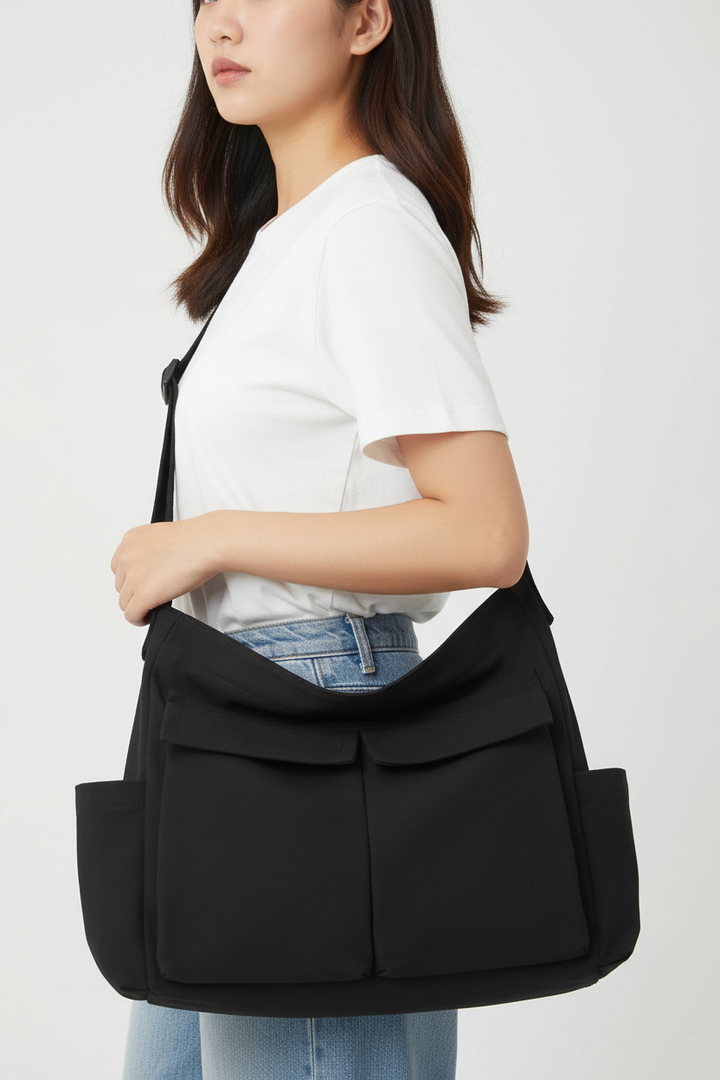 Witte unisex schoudertas, ideaal als praktische crossbody tas voor dagelijks gebruik met ruim interieur.