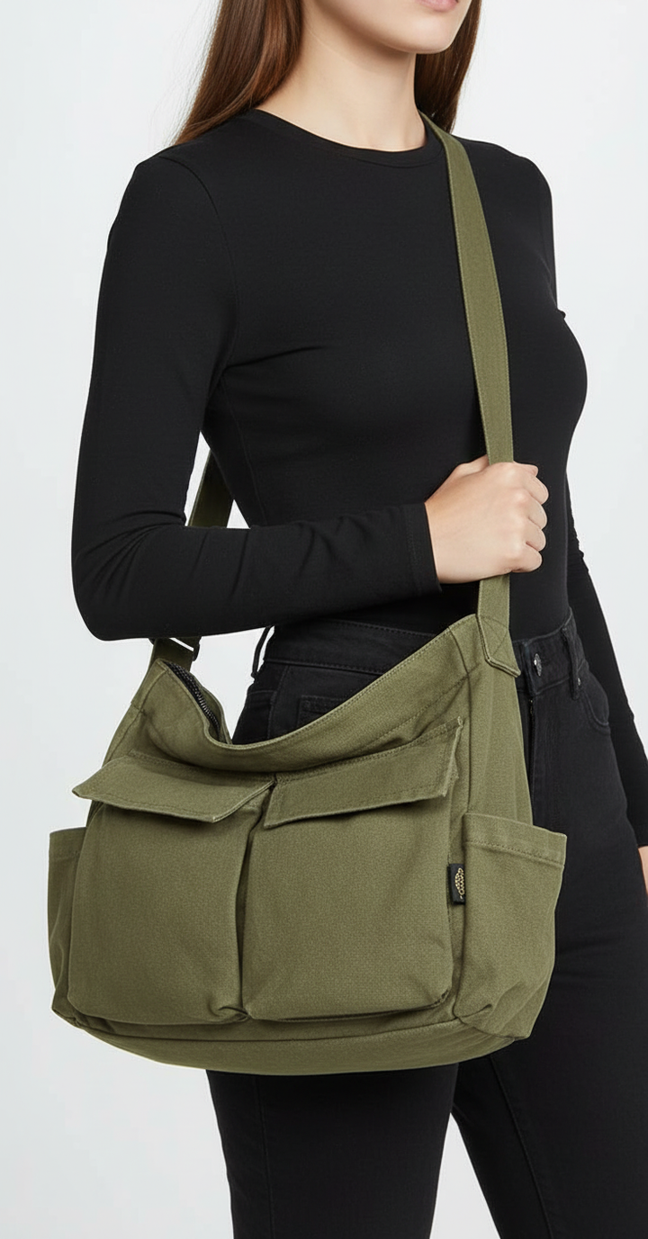 Interieur van een open unisex organizer tas in groen, toont ruime vakken voor dagelijks gebruik.