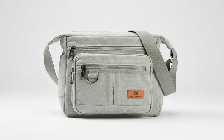 Man draagt comfortabele unisex messenger bag van canvas, met veilige RFID-bescherming voor persoonlijke items.