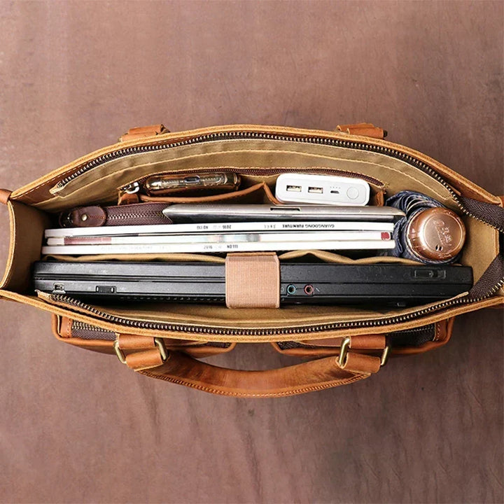 Close-up van de duurzame vintage leren herentas, een multifunctionele laptoptas voor dagelijks gebruik.