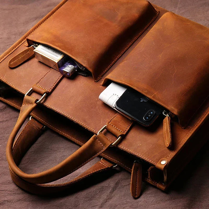 Zakelijke aktetas voor heren in vintage stijl. Leren werktas met ruimte voor een laptop en accessoires.