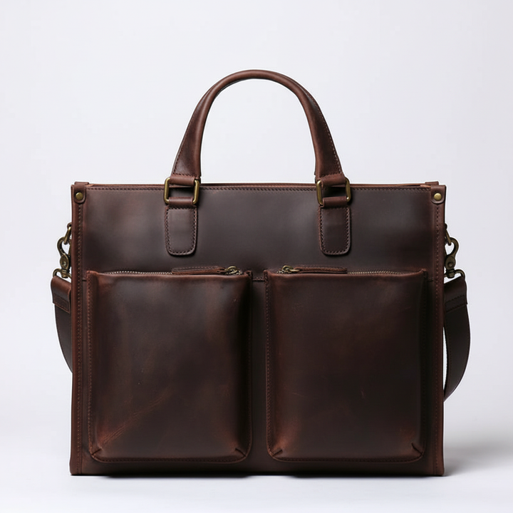 Detail van de sluiting van de vintage leren heren laptoptas, een stijlvolle en praktische aktetas.