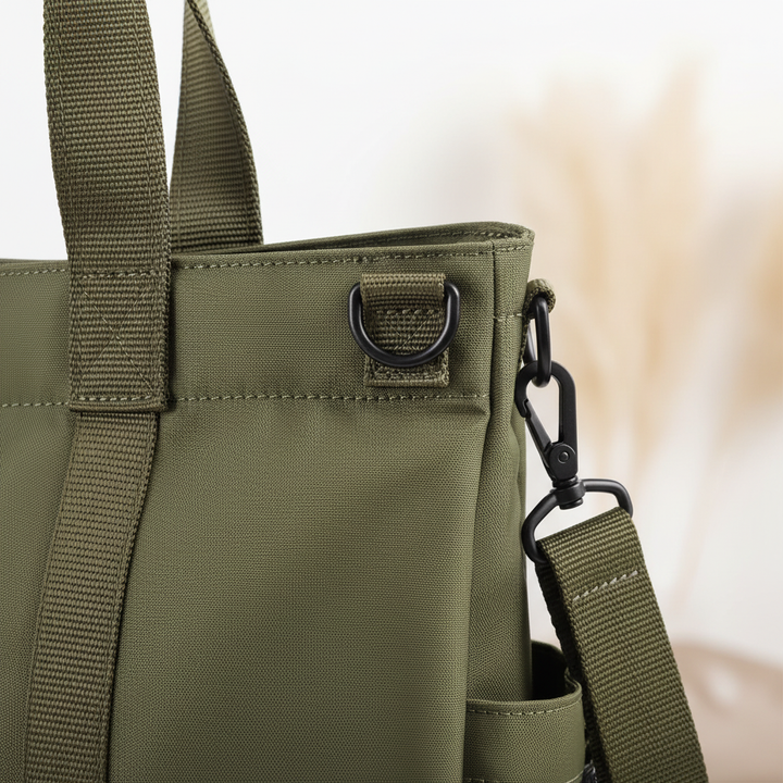 Vrouw draagt een elegante ToteMax schoudertas, ideaal als werk tas of stijlvolle reistas voor dames.