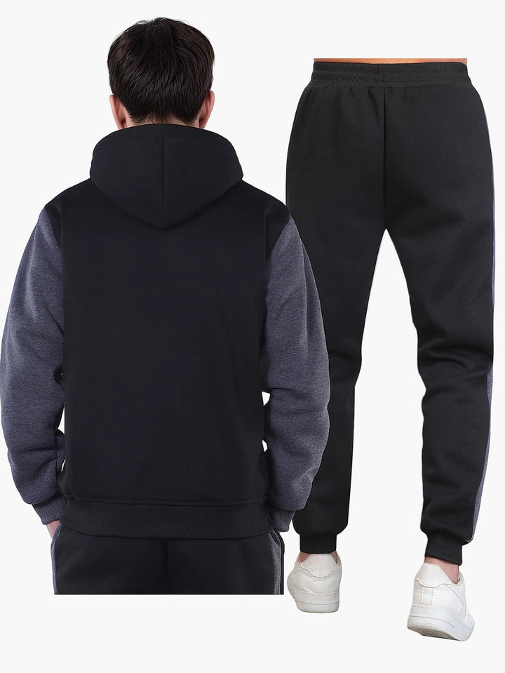 Zwart heren trainingspak met capuchon en rits, warm en comfortabel voor winterse dagen en casual mode.