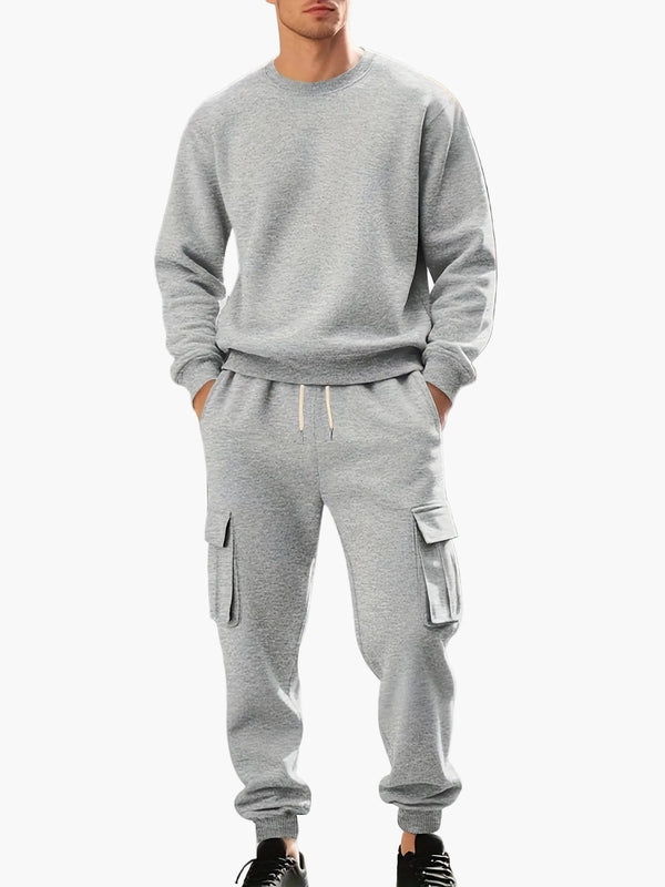 Stijlvol heren trainingspak met cargozakken, gedragen tijdens casual activiteiten. Perfect voor dagelijks comfort.