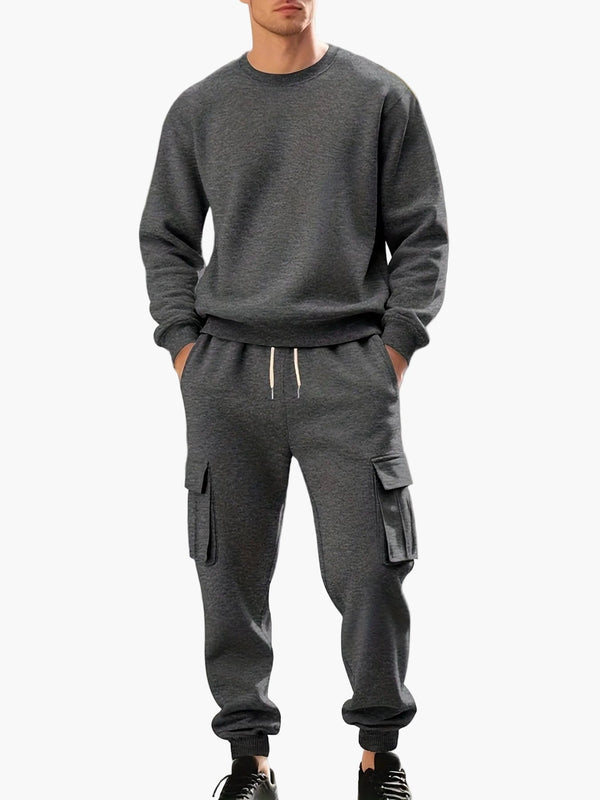 Modern heren trainingspak met lange mouwen en cargozakken, voor een sportieve en casual uitstraling.