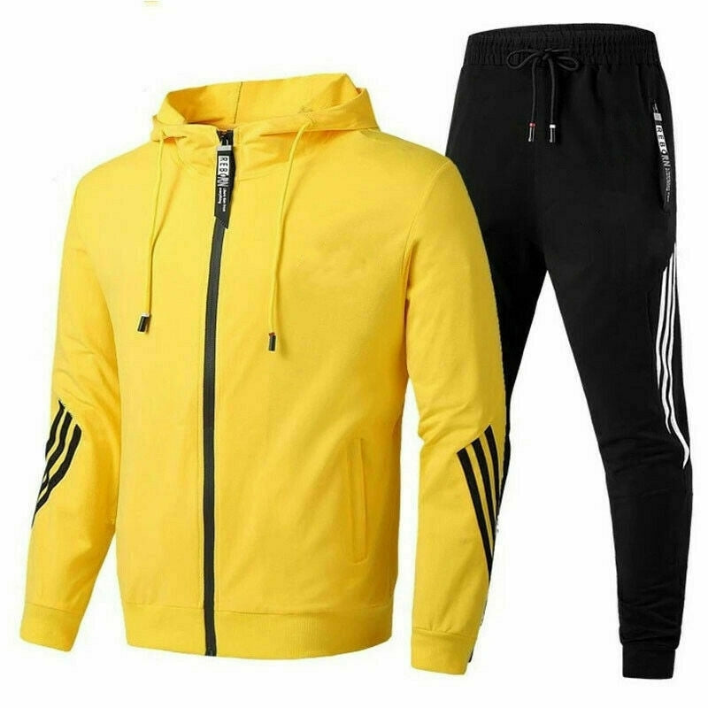 Warm heren trainingspak met zachte stof en capuchon. Ideaal als sportkleding of casual outfit.